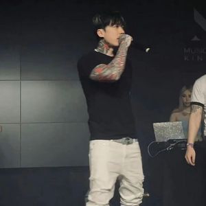 极品老师㧒开粉嫩小泬18p
