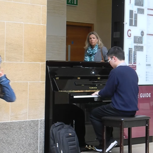 极品老师㧒开粉嫩小泬18p
